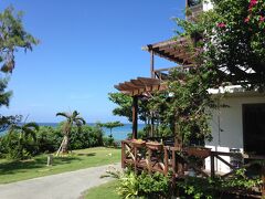 [14:30]
車で移動し、都屋漁港の近くへ、
本日から２泊する宿「海の邦　都屋」に着く。