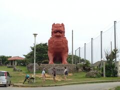 [17:30]
残波ビーチ。

巨大シーサーがお出迎え。
