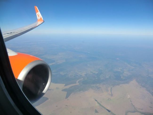 ただ今、サンパウロ。<br /><br />この日は、サッカーＷ杯、日本の第３戦コロンビア戦の日。<br />前の２試合で、決勝Ｔに進むのはかなり厳しい状況になっているのはわかっていたけど<br />運命を見届けに行って来ます！<br /><br />朝６時。渋滞にはまったら大変なので<br />考えていたよりも少し余裕を持って<br />タクシーでサンパウロのホテルを出発。<br />車はわりとスムーズに流れ、無事に空港に到着しました。<br /><br />空港で朝食を食べた後は<br />予定通り、午前のフライトでクイアバに向けて出発しました。<br />２時間ちょっとのフライトです。<br />時差は１時間。<br />機内はコロンビア人６割、日本人２割、国籍不明(ブラジル人？)２割<br />と言ったところでしょうか。<br />勝手に音楽をかけて盛り上がるコロンビアン、いい感じ〜♪<br />コロンビアサポーターのサポーターになりそうな自分が怖い＾＾;<br /><br />