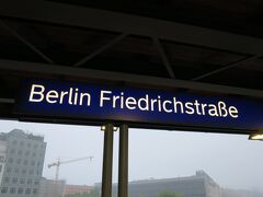 7:00、Friedrichstrasse駅。地下にあるSバーンのホームから上がっていくと、長距離列車のホームに出た。
