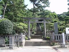 貴船神社の山門を見て、真鶴港を目指します。