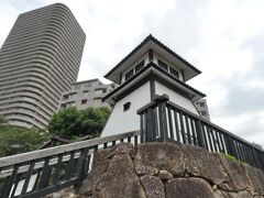 石川島灯台は、慶応２年（1866）に石川島人足奉行・清水純畸が、隅田河口や品川沖を航行する船舶安全のために築かせ、常夜灯は六角二層の堂々たる灯台でした。