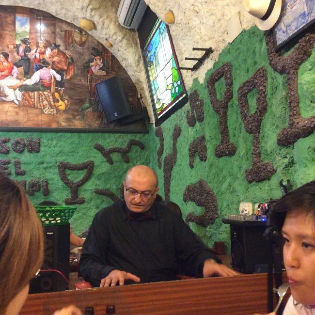 夜はバルへ。マッシュルームのタパスが美味しいという、「メゾン・デル・チャンピニョン(Meson del Champinon)」へ。オルガンを聴きながら食事できました。