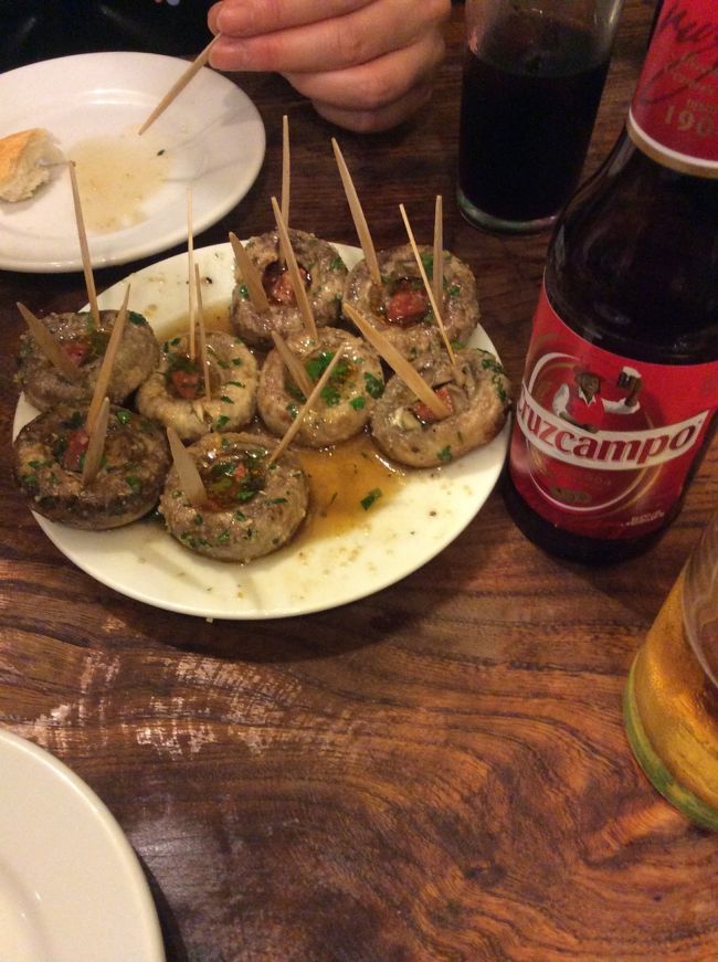 注文した焼きマッシュルーム（チャンピニオン・ア・ラ・プランチャ）とサングリア、ビール。肉厚のマッシュルームが美味しかったです。