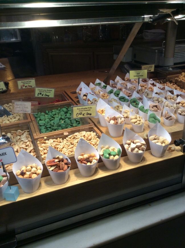 バルの近くにあるサン・ミゲル市場(Mercado San Miguel)。その場で注文して食べている事もでき、観光客で賑わっていました。