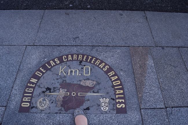 ゼロkm地点を示すプレート。首都から地方へ延びる道路の起点。プエルタ・デル・ソル(太陽の門)の向かいのマドリッド自治政府庁前の歩道にはめ込まれています。