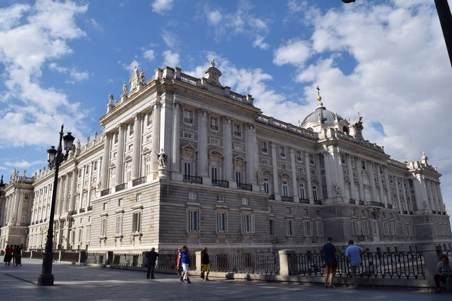 王宮(Palacio Real)を外から眺めました。中庭に入るには10ユーロ(1400円)必要です。