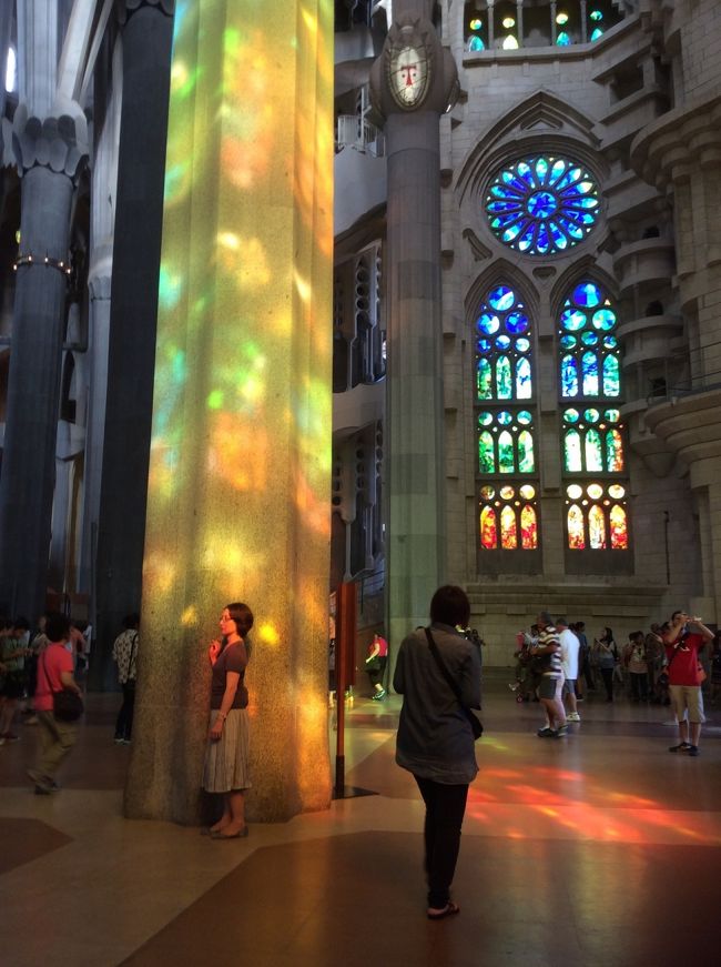 ステンドグラスに照らされた聖堂の室内。幻想の世界のようです。<br />柱と空間のバランス、光の陰影。いつまでも見ていたいです。