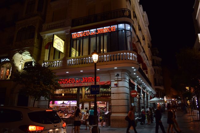 昼食はムセオ・デル・ハモン(Museo del Jamon)。写真は夜ですが。チェーン店で、街のあちこちにありました。