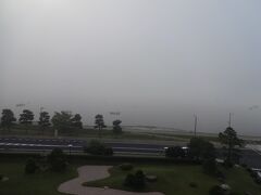 宍道湖畔に立つホテル一畑の上層階からの眺めです。

でもーーご覧のとおりのヒドイ霧！

高原では霧は多いのですが、平地でも出るのですね。

さすが出雲に近い松江（ってどういう連関？）