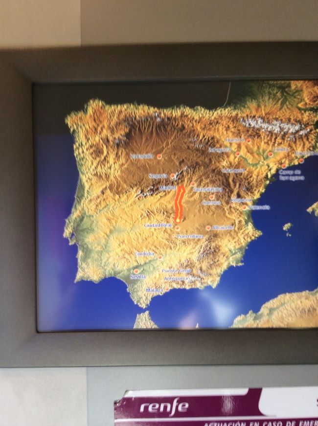 AVE内にあった電光掲示板。マドリッドからセビリアは約2時間半。座席は新幹線のような感じかな。