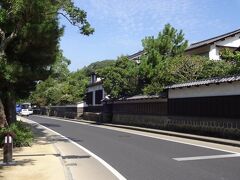 松江城に向かいます。

しかし、この日、日差しも気温も真夏並み。

いくら晴れ男でも干物になりそうです。

日影を選んであるくとーー。