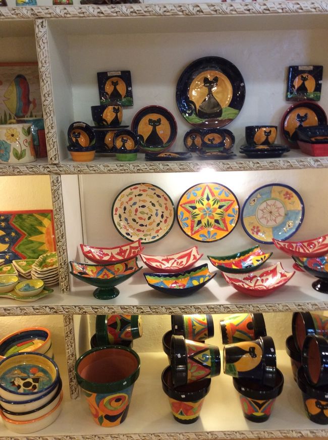 サンタルクス街の中の陶器の店。可愛い柄です。大皿、カップ、植木鉢などが並んでいます。小皿2枚と水差しを購入。21.5ユーロ。