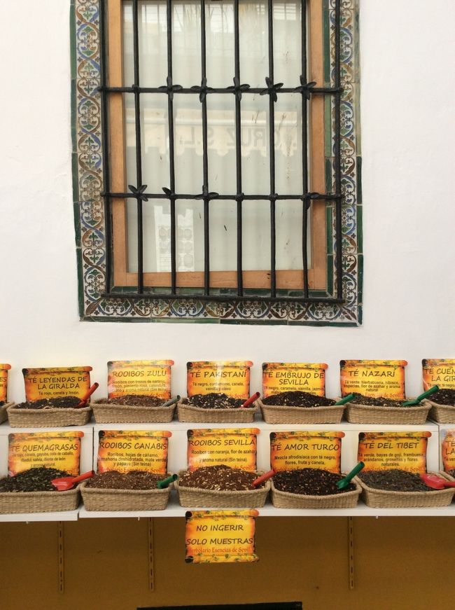 同じくサンタルクス街の中の香辛料のお店。店の外にも並んでいます。匂いを伝えられないのが残念。