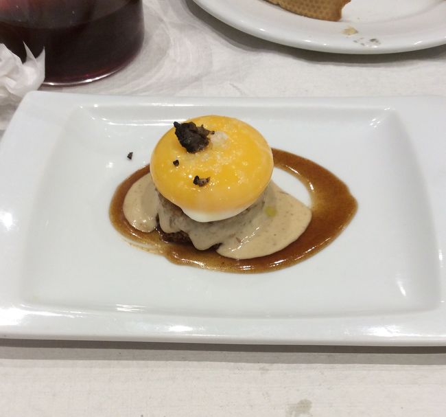 4品目。これはミートを使っていると思いました。上に乗っているのは生卵。ソースが美味しかった。4品とオレンジジュース2杯で22.7ユーロ。この美味しさで、激安です。