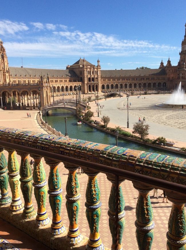 歩き疲れたので、レストランからはタクシーでスペイン広場へ。1929年に開かれた万博会場だそうです。