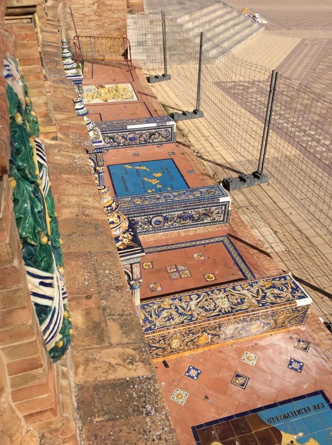 広場を囲む半円形の建物の下には、スペイン各地の特徴や歴史をタイルで描いたベンチが並んでいました。修復中なのか、一部囲いがしてありました。