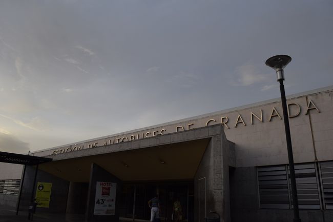 バスターミナルにはタクシーで行きました。朝9時発11時ネルハ着のALSAバスに乗ります。バスにはトイレ無し。途中トイレ休憩が一回ありました。往復のチケットを購入。19.42ユーロ。