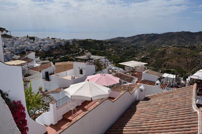 坂を上がっていくと、見えてきました。海が。それぞれの家には屋上があり、日よけがあります。眺めがいいでしょうね〜。