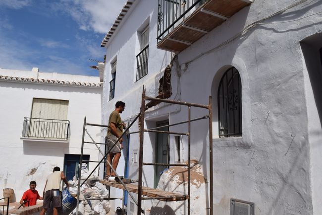 修復中の家がありました。坂が多く、道が狭い中での作業は大変でしょうね。