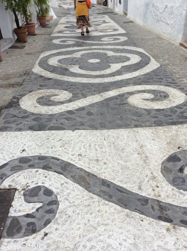 モザイク模様の石畳。どこまでも続いています。少々歩きにくいですが、美しい眺めでした。