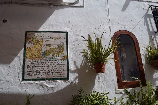 ところどころ壁にタイルで物語が刻んであります。16世紀半ば、グラナダを追われ、キリスト教に改宗を余儀なくされたムーア人たちが、この地で反乱を起こしたそうです。その時の戦いの様子が描かれているそうです。