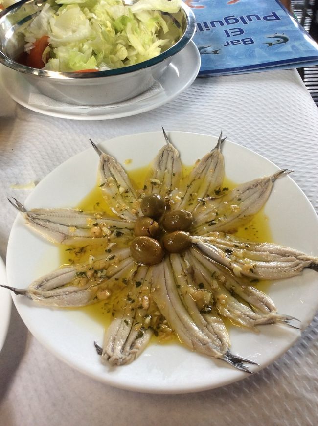 残念ながらパエリアはやっていませんでした。<br />メニューは、グリーンサラダと、アンチョビーの酢漬け。<br />