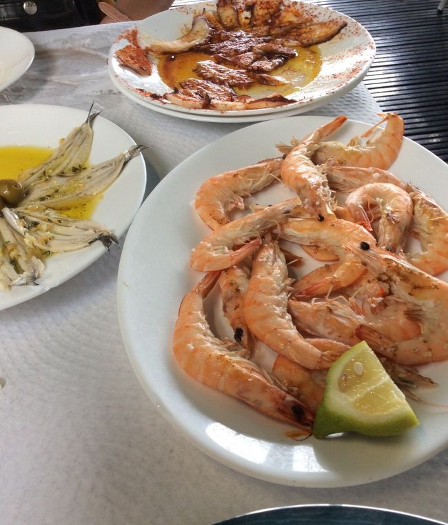 そして、タコの茹でたものと、エビです。<br />エビは大きかったです。味も良い。<br />ピッチャのサングリアを入れて、二人で42.9ユーロ(一人3000円くらい)