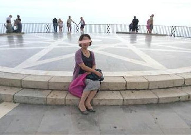 天気はあいにくの曇り空。地中海のバルコニーと呼ばれる眺めのいい場所に座ります。天気がよかったら、また雰囲気も違ったと思いますが。<br />