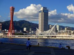 右端が海洋博物館、中央がホテルオークラ神戸、そして赤いタワーが神戸ポートタワーです。

横浜のみなとみらいに比すべき威容を誇ります。
