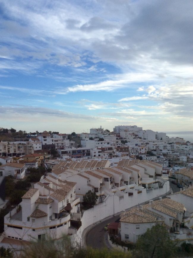 19時ネルハ発グラナダ行のALSAバスに乗って、日帰りの観光終了です。<br /><br />〜*〜*〜*〜*〜*〜*<br /><br />フルヒリアナにいく前に、なんとネルハでスリに会いました。財布とウェットティッシュを間違って取られたので、実被害なしでした。<br />しばらくショックでした。。2人連れの男女のスリでした。「Can you speak english」には気を付けないといけませんね。。大いに反省です。<br />