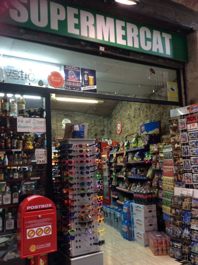 街中の雑貨屋さん。