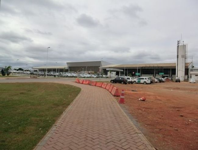 パンタナールのロッジからの送迎車で<br />クイアバの空港に到着しました。<br />見ての通り、素朴な空港です。<br /><br />フライト時間の都合で他の人とは時間がかぶらず<br />混載車にはならなかったので<br />揺れの少ない快適なセダンでよかったです＾＾<br />　<br />旅もついに終わり。ちょっと寂しい。。。<br />　<br />フライトのチェックインをした後は<br />空港のすぐ近くに大きなスーパーがあったので行ってみました。<br />ところが店員さんは完全やる気なし。客もまばら。<br />ほとんどの方がテレビのサッカー中継を見ています。<br />ちょうど、ブラジル×チリ戦の時間帯だったらしく<br />かなり真剣な眼差しでした。<br /><br />そういえば、途中通りかかったお店というお店は全て閉まっていました。<br />サンパウロの時と一緒です＾＾;<br />このスーパーが開いていたのは奇跡に近い(笑)<br /><br />まぁ気持ちはわかるし、そんなブラジリアン、嫌いじゃないかも＾＾<br /><br />