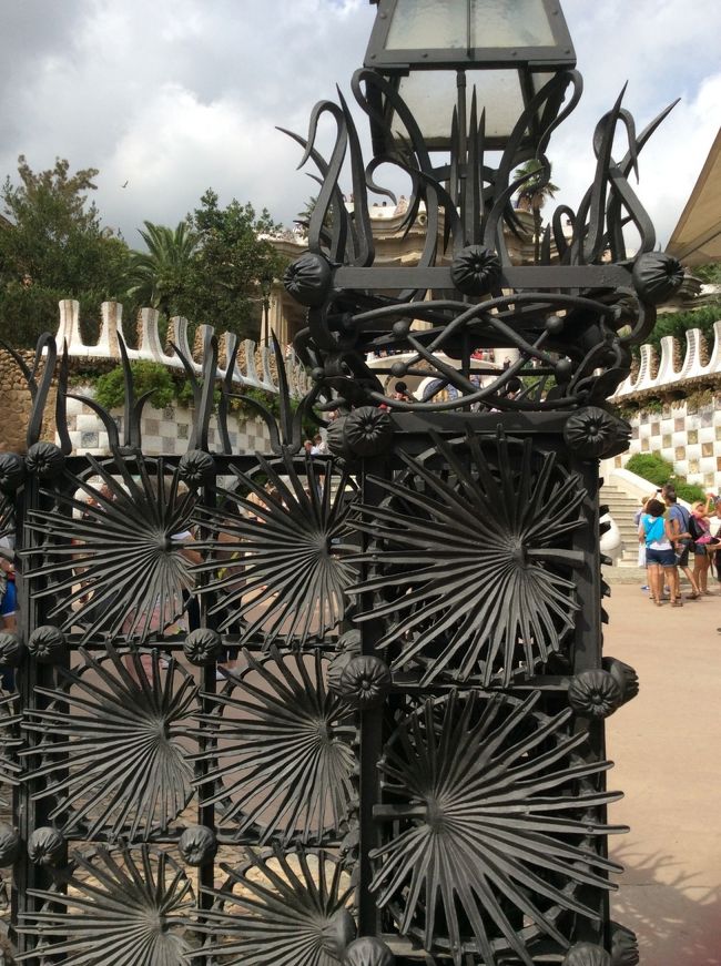 カタリューニャ広場から24番のバスに乗って、終点グエル公園下車。<br /><br />チケットを購入。8ユーロ。<br />14時モニュメント入場のため、2時間ほど待ちます。その間は公園内の無料の地区を散策。<br /><br />写真は、グエル公園の門扉。素晴らしいです。