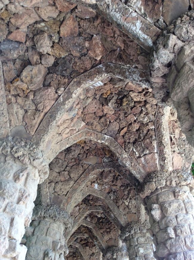 公園内の無料の地区。石の回廊が続きます。もともとは、グエル氏は60個の宅地を計画していたそうです。資金が足りなくなり、計画は頓挫したようです。