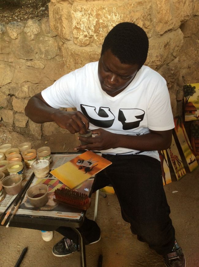 石の回廊部分で、砂を使って絵を書いていた青年がいました。アフリカの絵を書いていました。