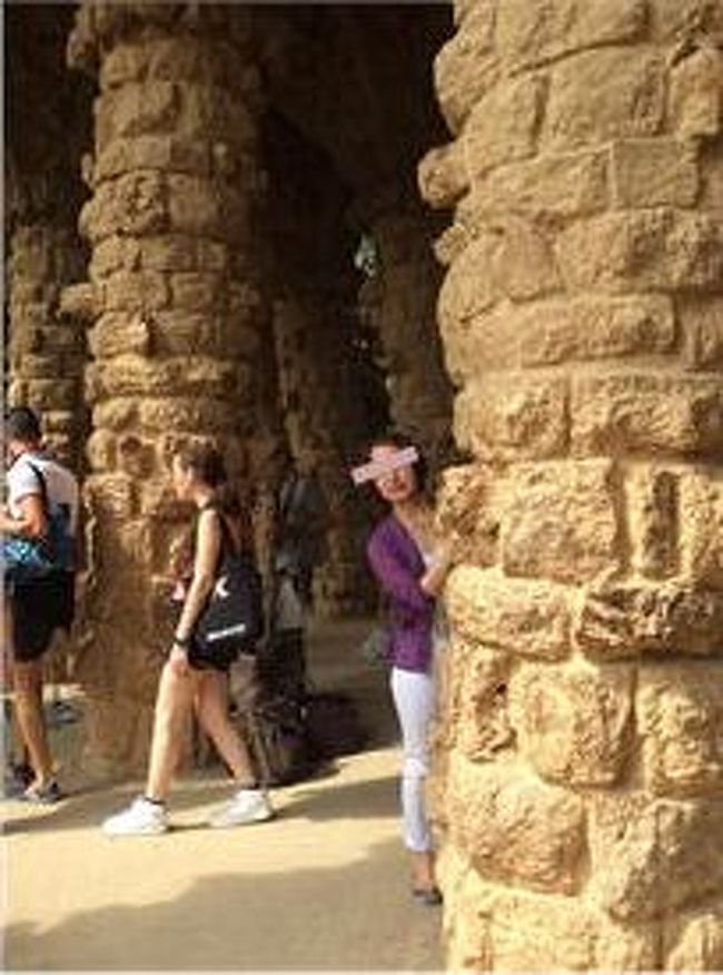 石の回廊が続きます。椅子が涼しくて、涼むのに最高でした。<br />