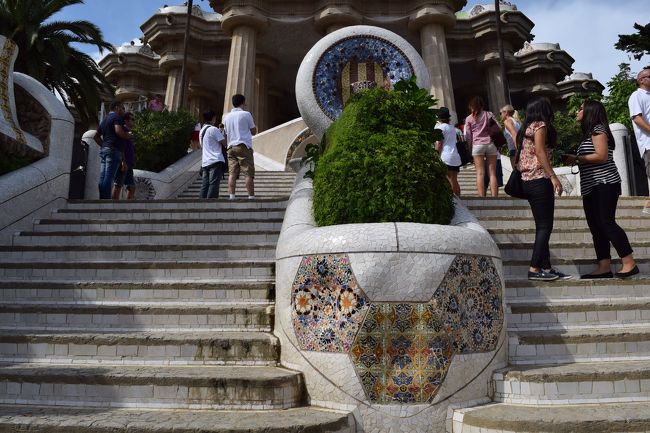 14時になり、モニュメントに入ります。入口付近の階段です。中央広場に続きます。