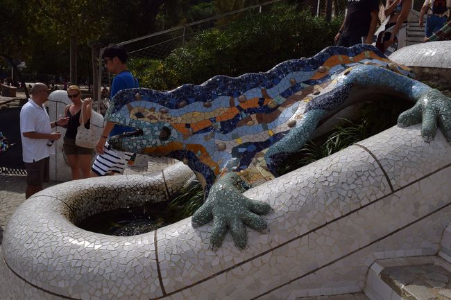 階段を登ると、有名なトカゲの噴水があります。ガイドマップによるとドラゴン、またはサンショウウオとありましたが。