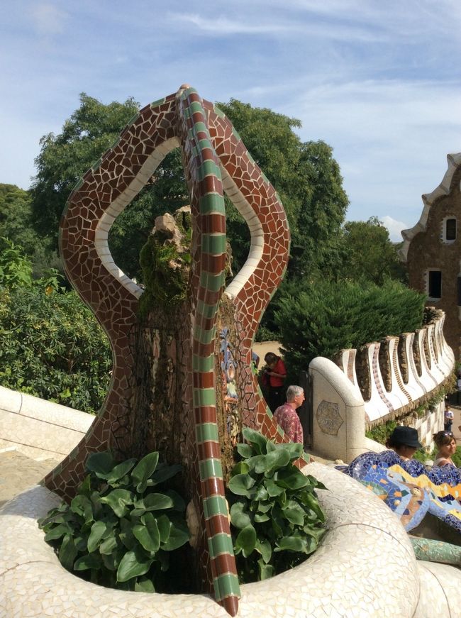 トカゲの上には、別のモニュメントが。3匹の蛇のような、とあります。こちらも美しいです。