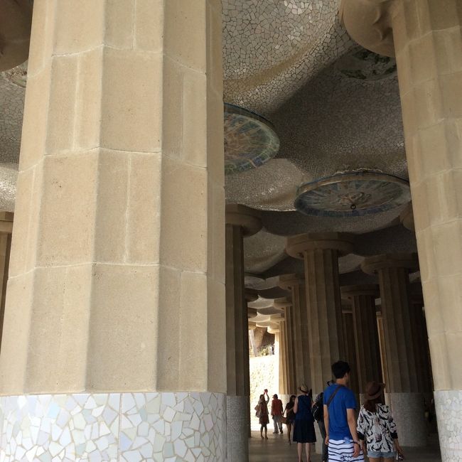 階段を登りきった所は、多柱室です。もともとの計画では、住民たちの市場になる計画だったようです。柱も天井の造形も美しい。よく見ると、大小の部屋のようになっています。