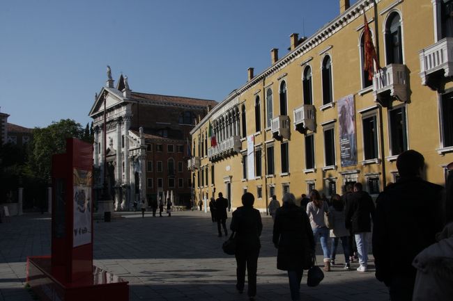 サント･ステファーノ広場<br /><br />中央はサン・ヴィダル教会で、この日の夜ヴィヴァルディの四季を聴いた。