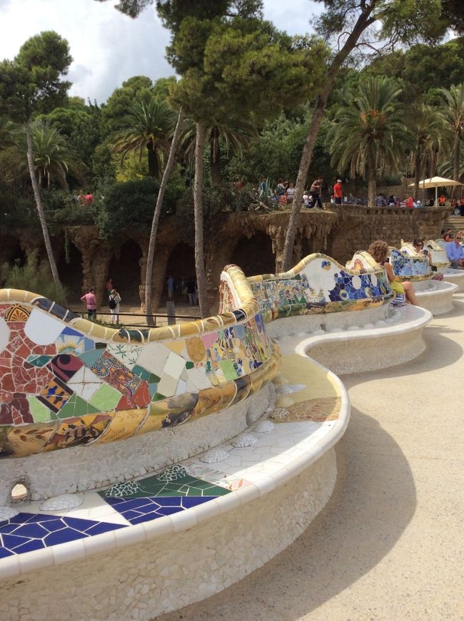 ぐるっと回って、多柱室の上部は中央広場になっています。その周囲をベンチが囲み、タイルで装飾しています。どの部分を見ても、同じ模様が無いです。