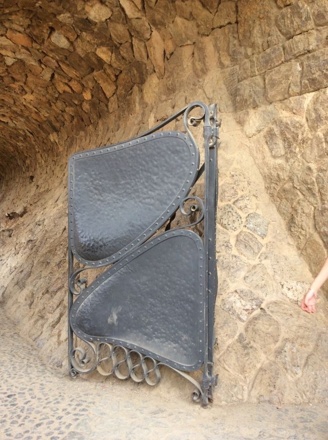 広場を抜けると、鉄の扉があります。これも柔らかい曲線で出来ていて、鉄とは思えない。