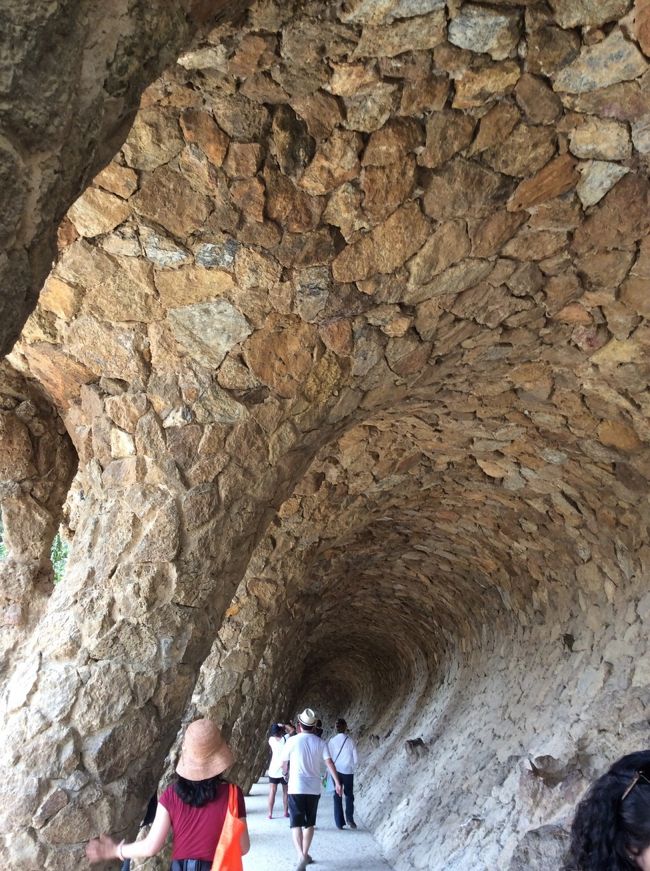 鉄の扉の先には、無骨な石で出来た回廊です。長く続きます。<br />その先には、公園内に、なんと小学校がありました。平日のため、校庭で子供たちが遊んでいました。毎日、こんな所で生活しているんですね。。<br /><br /><br />〜*〜*〜*〜*〜*<br />