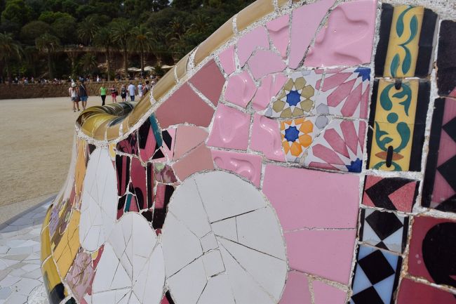 ベンチのタイル部分です。タイルのパッチワークが美しいです。