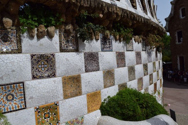 入口付近の階段脇のタイルの壁。細かいタイルをパッチワークのように使っています。