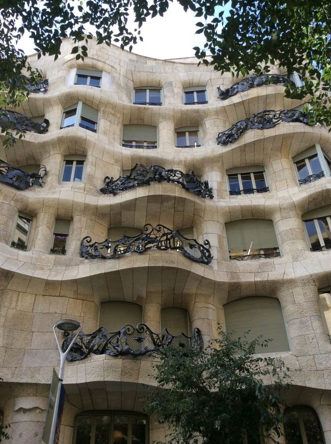 24番バスに乗って、ディアゴナルまで帰ってきます。<br />近くにある、カサミラを見学。中に入ります。16.5ユーロ。入館料、それなりにしますね。<br /><br />カサ・ミラ 1906年着工/1910年竣工<br />