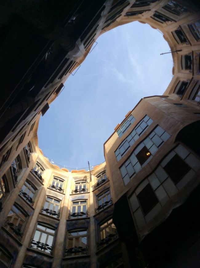 1階から上部を眺めました。<br />天井が空いています。日差しが差し込む中庭なんですね。