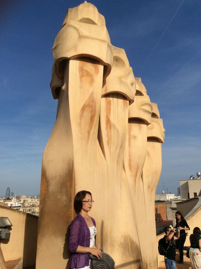 カサミラの屋上です。まるで石の庭園でした。6階建てのため、眺めもいいです。<br />